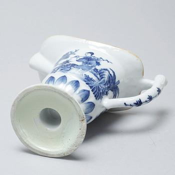 Five porcelian chinese items from the 18th century.