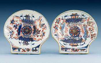 1579. A pair of shell shaped butter dishes, Qing dynasty, Kangxi (1662-1722).
