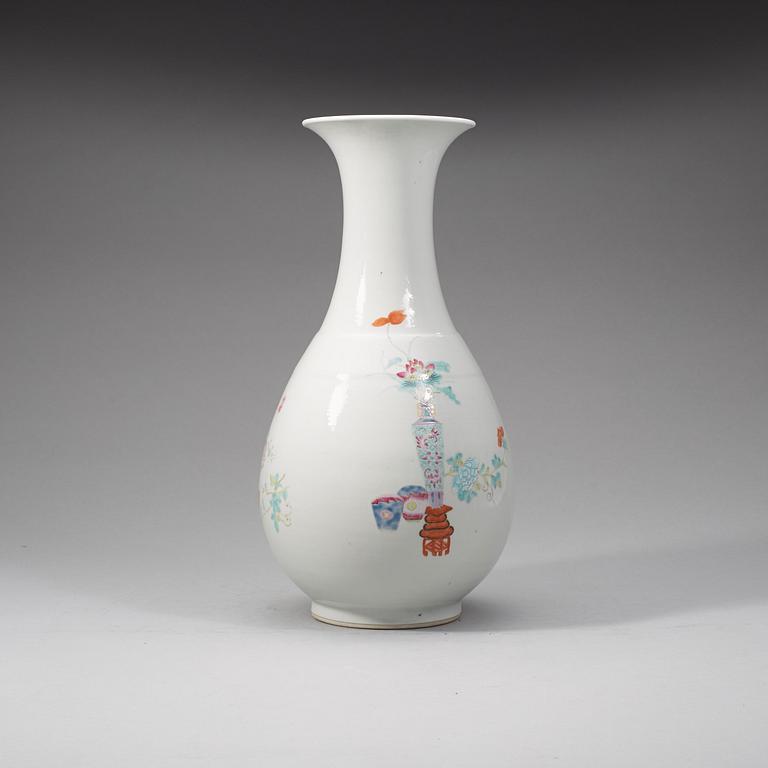 A Chinese famille rose vase, early 20th Century.
