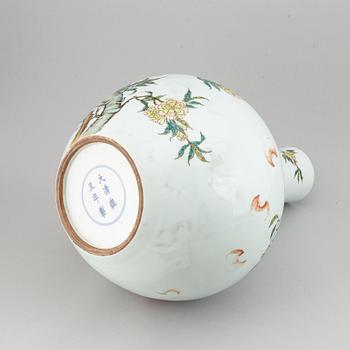 A large Chinese famille rose tianqiuping vase, modern.