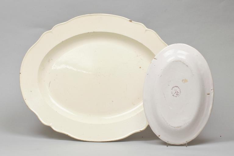 UPPLÄGGNINGSFAT, 2 st, fajans. England och frankrike, 1700/1800-tal.