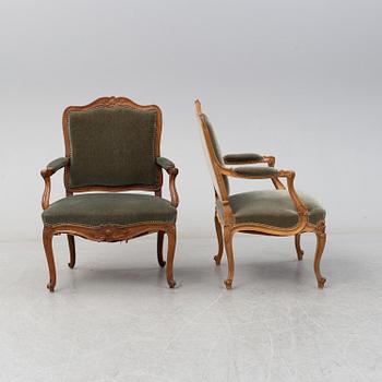 KARMSTOLAR, två stycken, Louis XV, 1700-talets andra hälft och Louis XV-stil, tidigt 1900-tal.