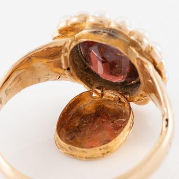 Ring, 18K gold with pearls and red stone.