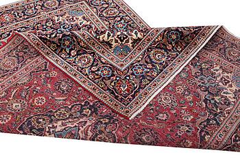 A carpet, Kashan, c. 300 x 195 cm.