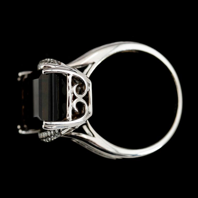 RING, 14K vitguld, röktopas samt diamanter.