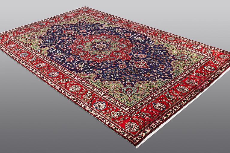 A carpet, Tabriz, ca 310 x 200 cm.