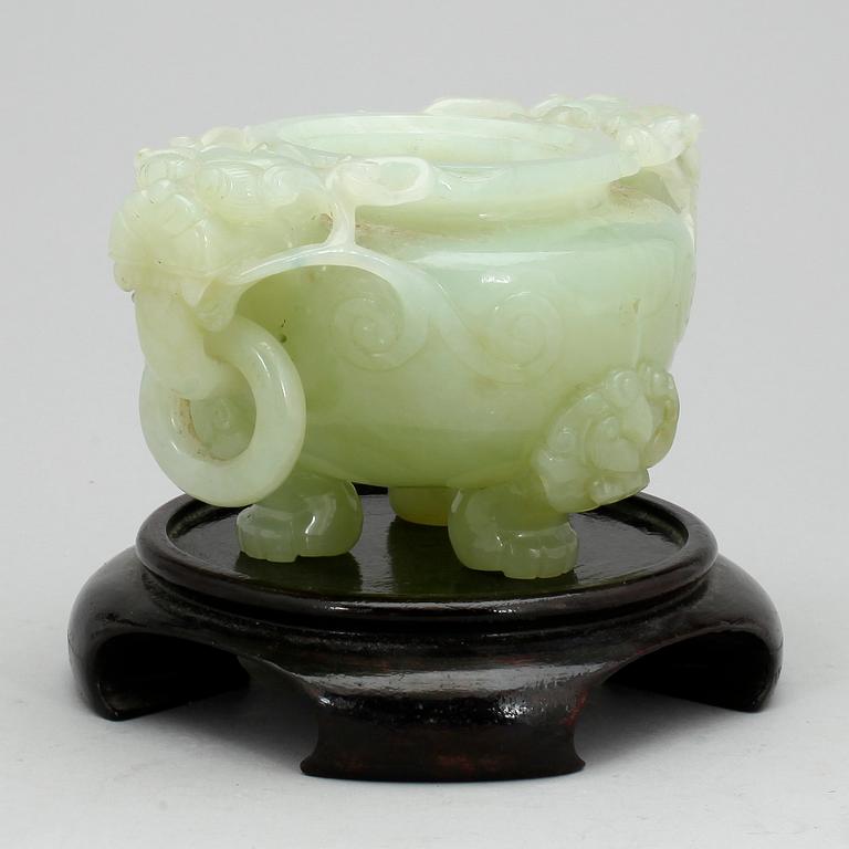 RÖKELSEKAR, färgad kvartsit. 1900-tal.