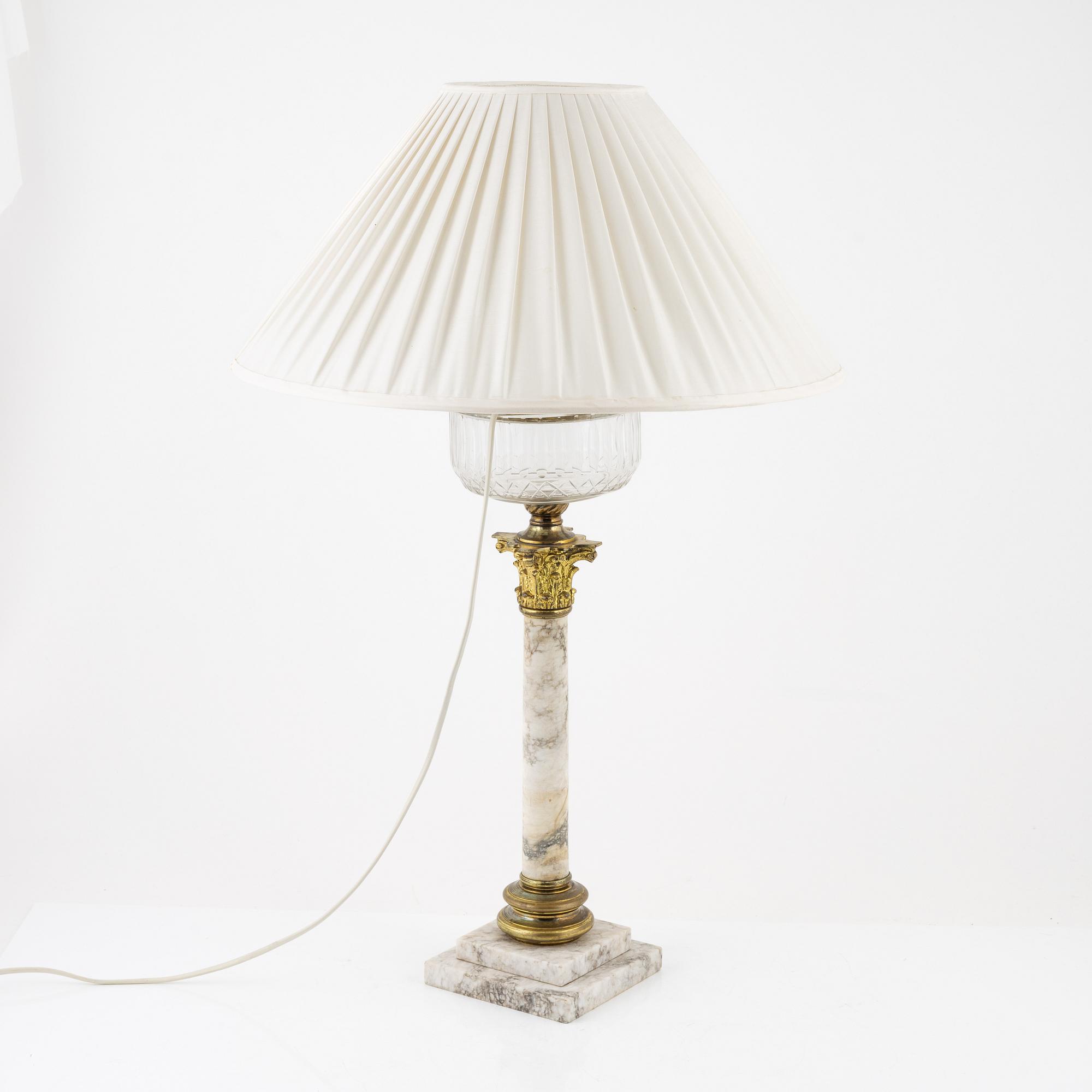 Bordsfotogenlampa, kolonnformad, marmor, 1900-tal.