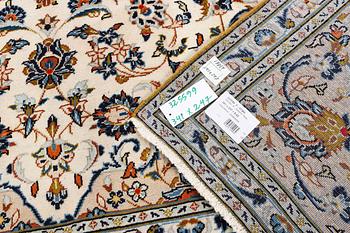 A Keshan carpet, c. 341 x 247 cm.