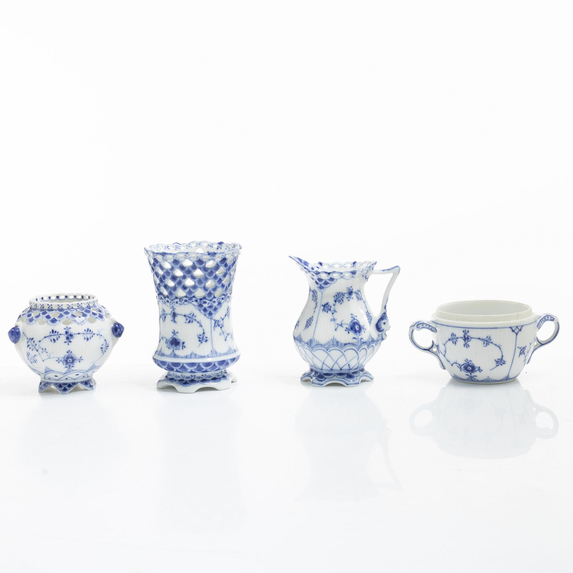 Royal Copenhagen, 27 service pieces, 'Blue Fluted', Denmark.