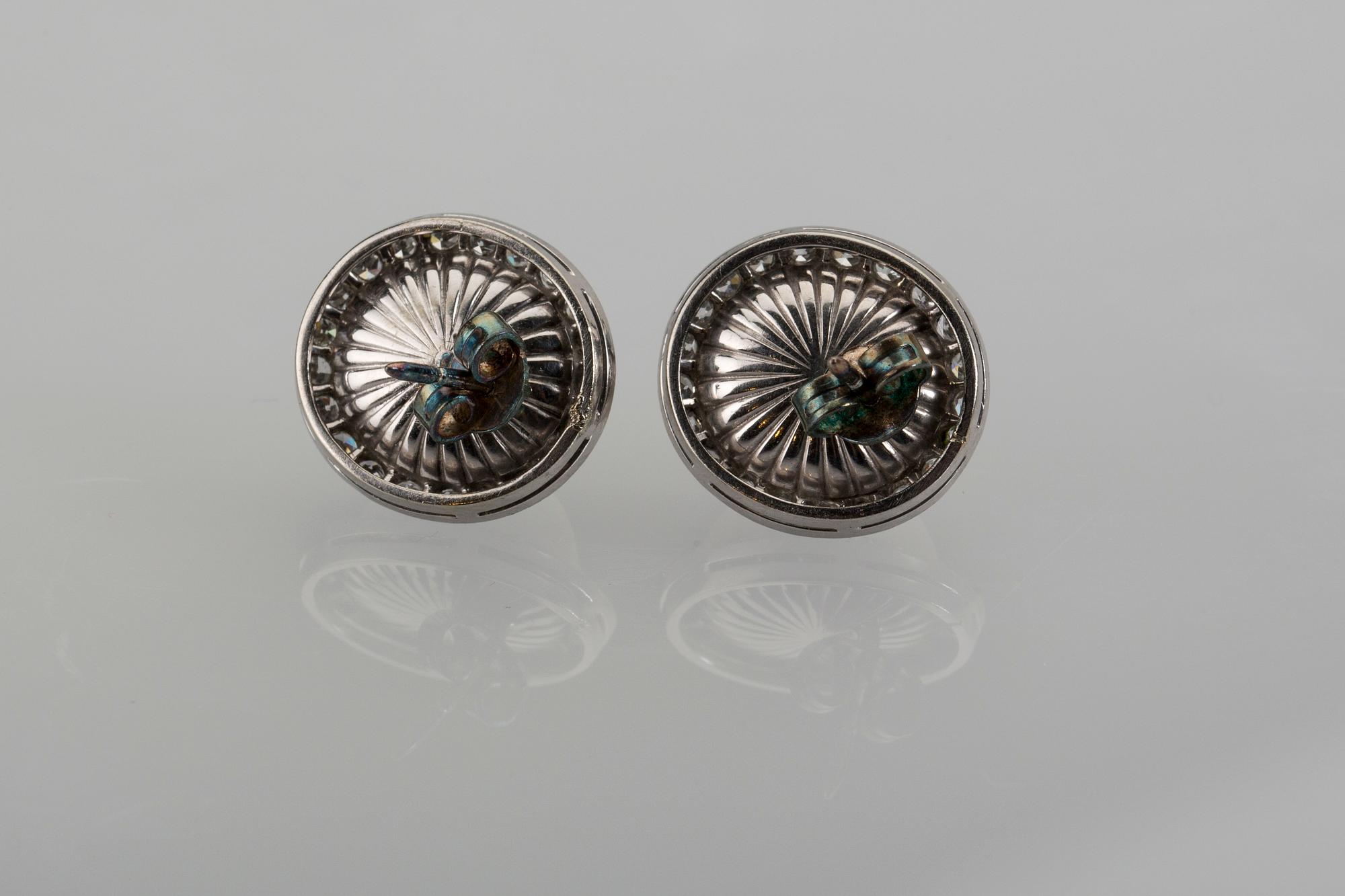 ÖRHÄNGEN, 18K vitguld med mabépärlor samt åttkantslipade diamanter ca 0.40 ct. Vikt 8,5 g.