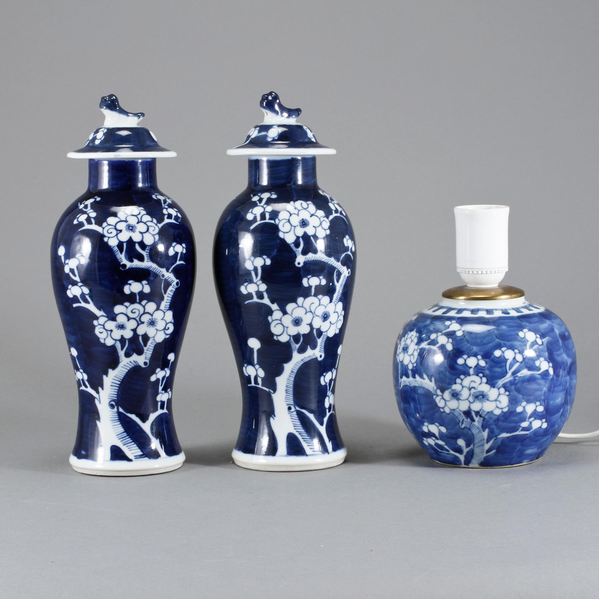 LOCKURNOR, ett par, samt LAMPA, porslin, Kina, 1900-tal samt modern tillverkning.