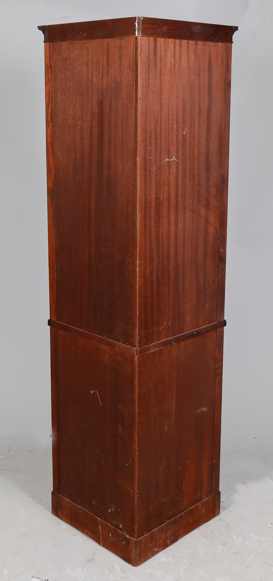 HÖRNVITRINSKÅP, England, 1900-tal.