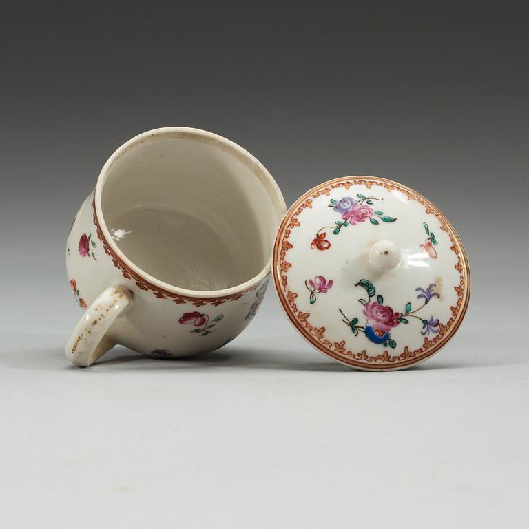 CREMEKOPPAR med LOCK, sju stycken, kompaniporslin. Qing dynastin, Qianlong (1736-95).