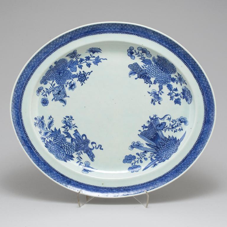 SERVERINGSFAT, porslin. Qingdynastin, Jiaqing (1796-1820).