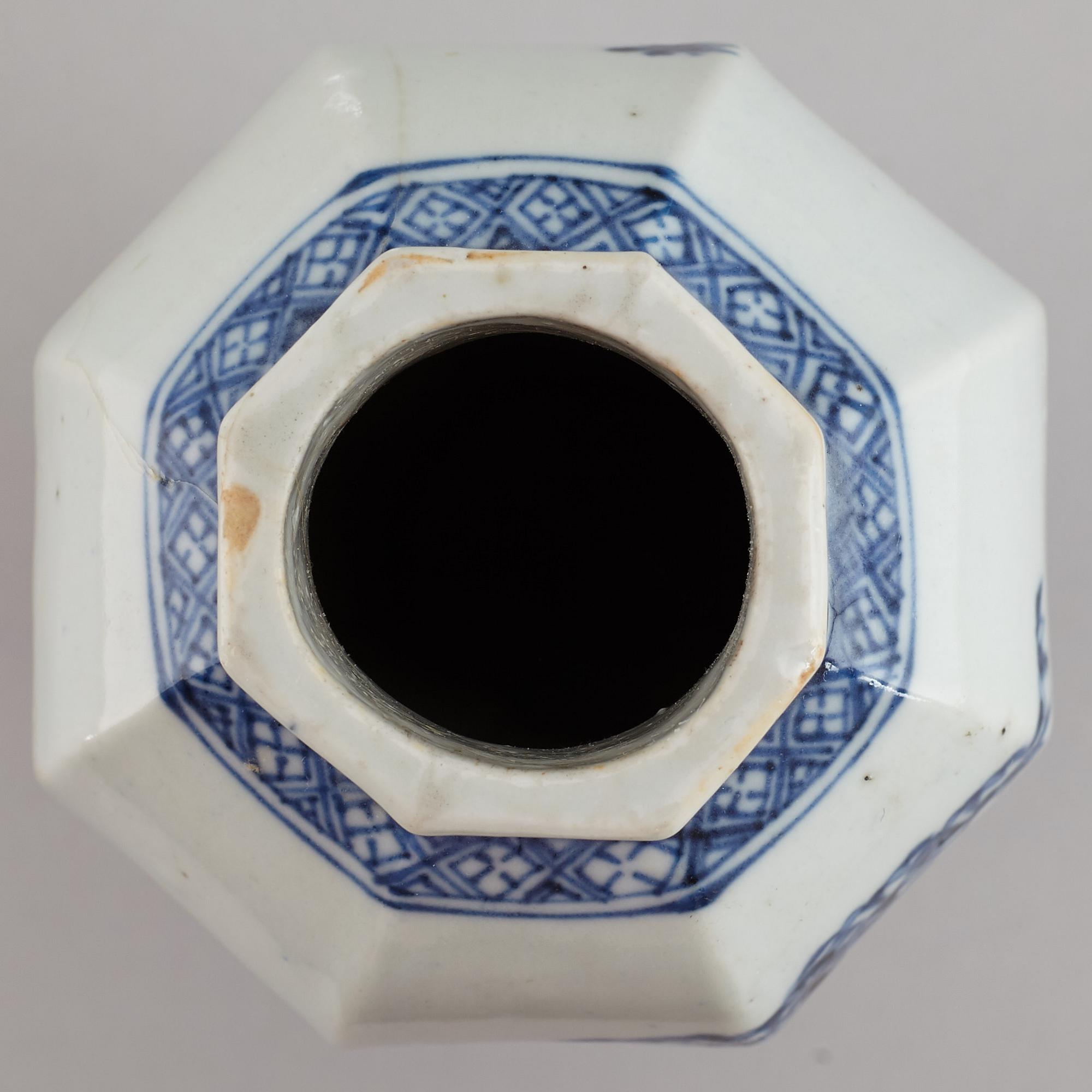 A blue and white export porcelain vase, Qing dynasty, Qianlong (1736-95).