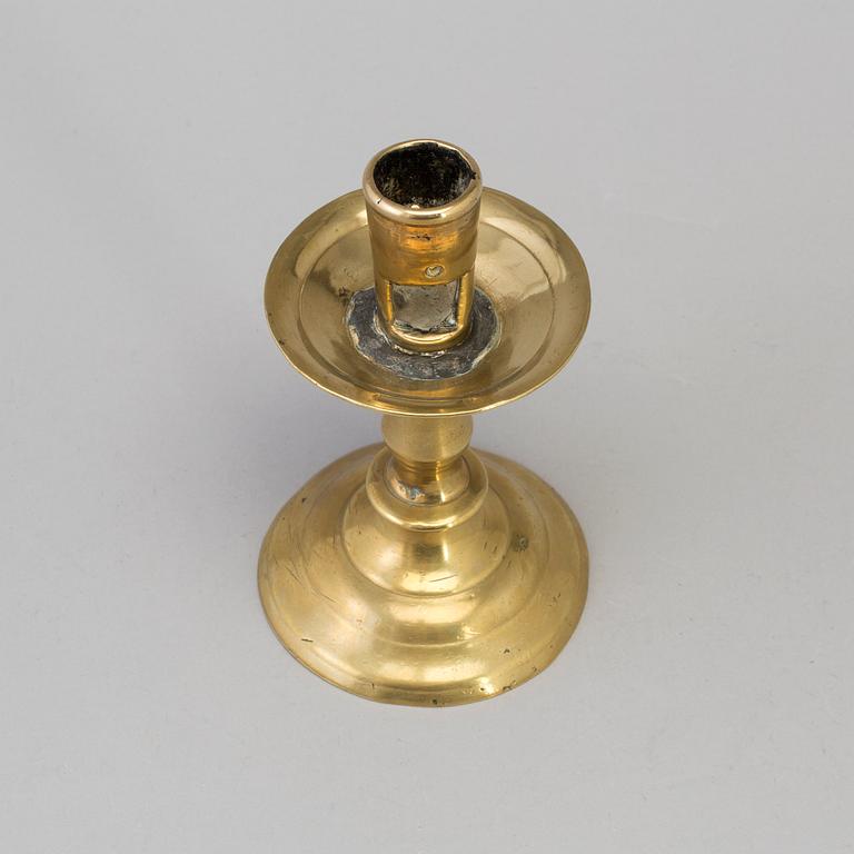 A 16TH CENTURY BRONZE CANDLESTICK.