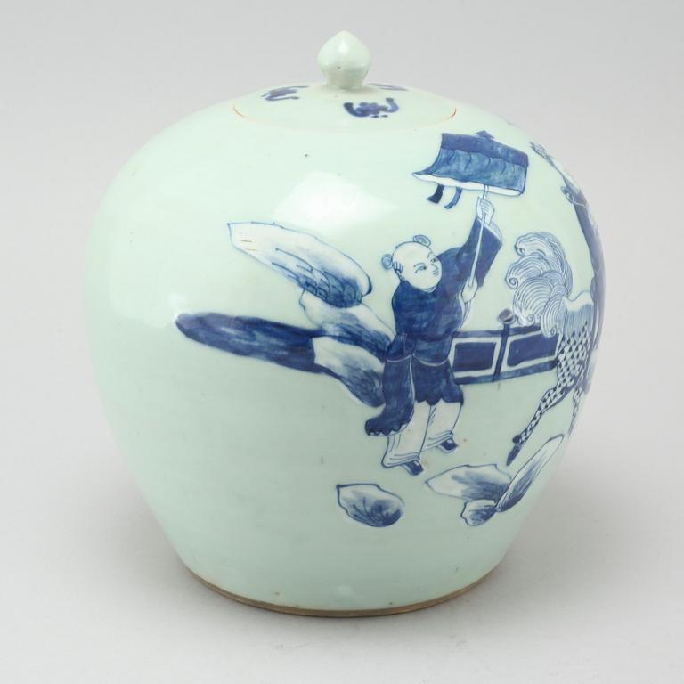 A chinese porcelain jar, 19th century.