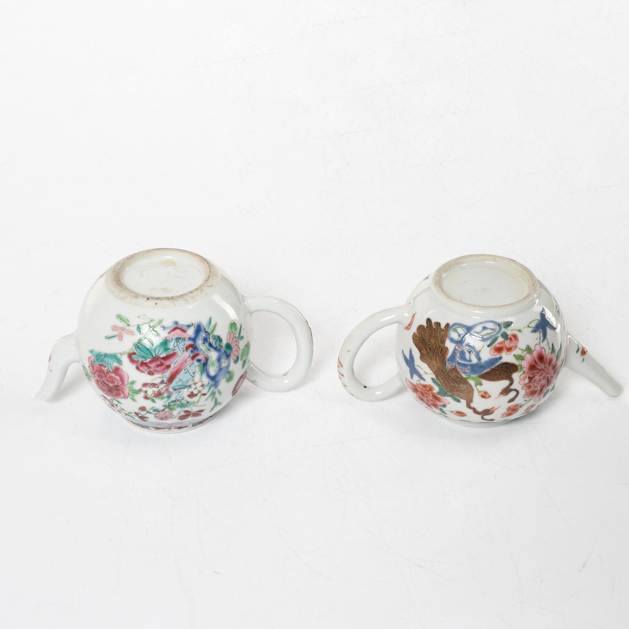 Tekannor med lock, två stycken, porslin. Qingdynastin, 1700-tal.