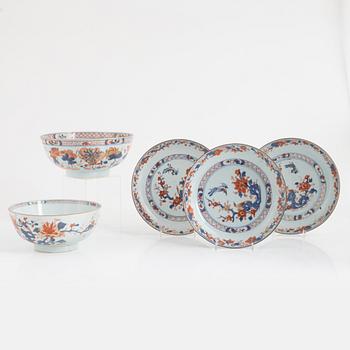 A group of three Chinese imari deep dishes and two bowls, Qing dynasty, Qianlong (1736-95).