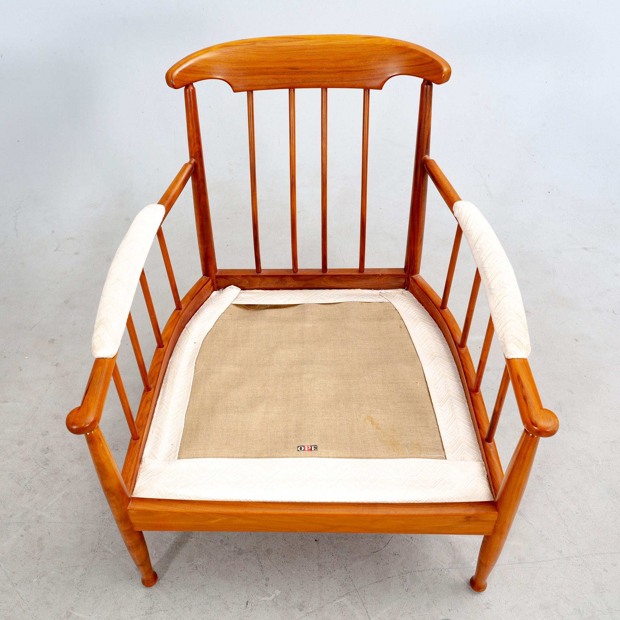 Kerstin Hörlin-Holmquist, a pair of walnut armchairs 'Skrindan', mid/second half of the 20th century.