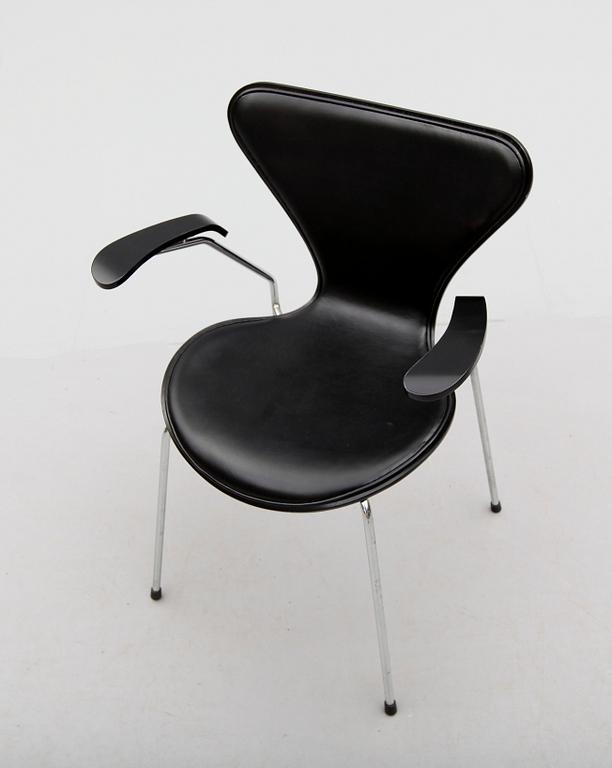 KARMSTOL, "3107", Arne Jacobsen för Fritz Hansen, Danmark, 1900-talets slut.
