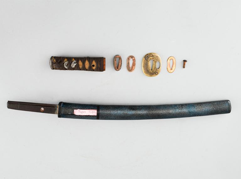 A japanese wakizashi, signed.