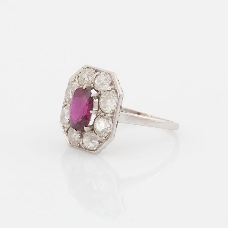 Ring 18K vitguld med en fasettslipad rubin samt gammalslipade diamanter.
