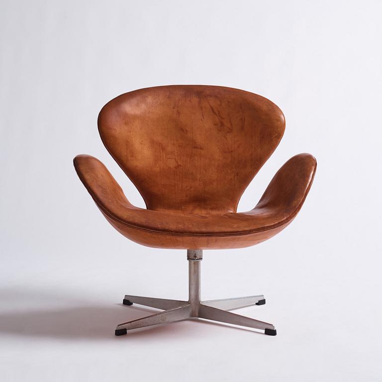 Arne Jacobsen, fåtöljer ett par, "Svanen", Fritz Hansen, 1960-tal.