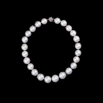 A PEARL NECKLACE. ЖЕМЧУЖНОЕ ОЖЕРЕЛЬЕ, застежка из белого золота 18-кар.