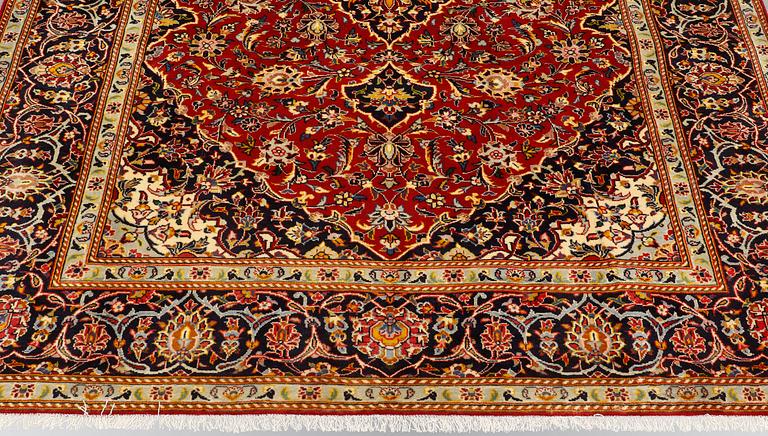 A carpet, Kashan, signed, ca 300 x 204 cm.