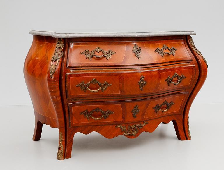 BYRÅ, rokokostil, 1900-talets mitt.