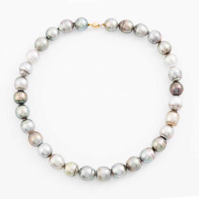 Collier med doserade odlade barocka Tahitipärlor, lås 18K guld.
