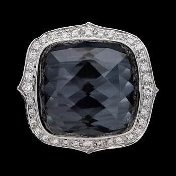 25. RING, Stephen Webster, fantasislipad blå safir med svarta och vita briljantslipade diamanter, ca 0.35 / 0.40 ct.