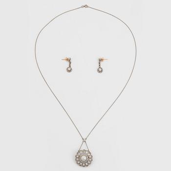 Collier/Brosch och ett par örhängen platina och guld med pärlor samt gammal- och rosenslipade diamanter.