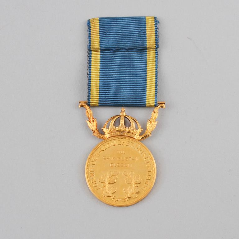 MEDALJ, guld, daterat 1964. Total vikt 16 g.