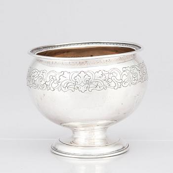 An English early 18th Century silver bowl, marks of Thomas Merry I, London 1708.