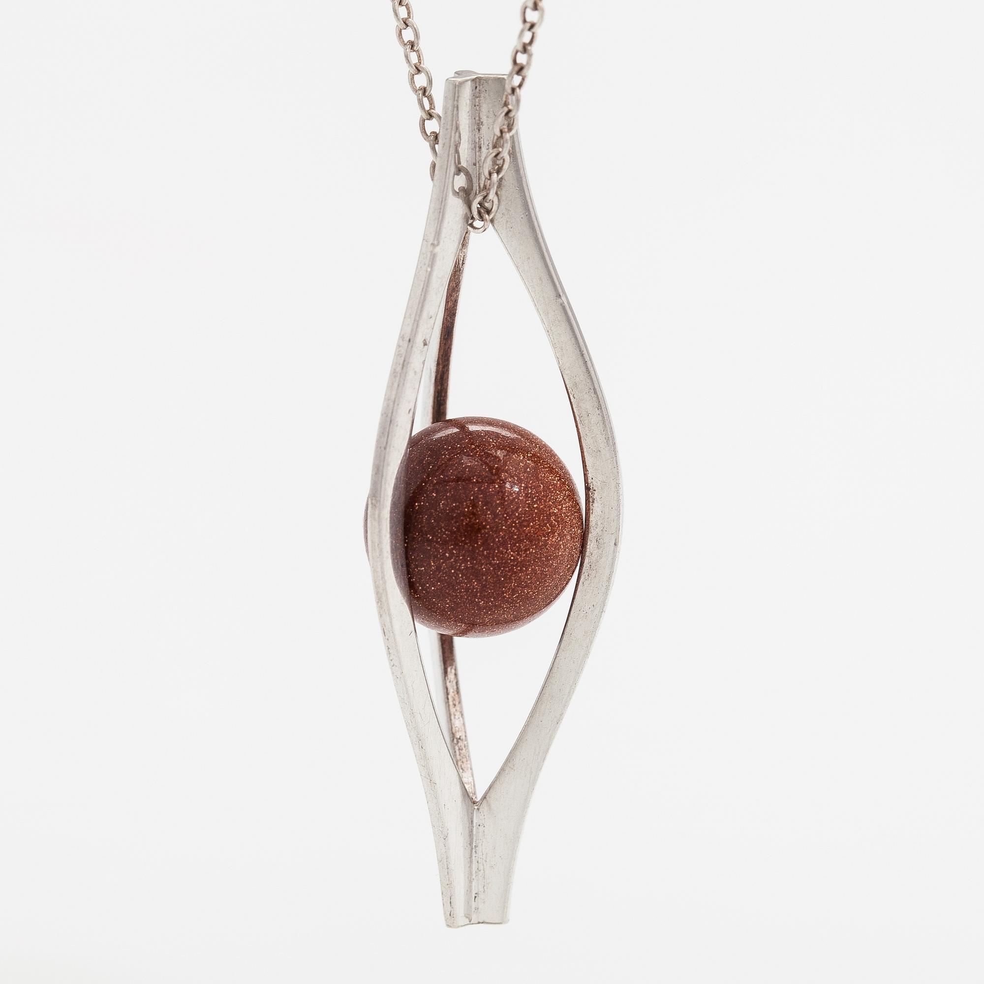 Elis Kauppi, A silver necklace with a goldstone pearl. Kupittaan kulta, Turku 1962.