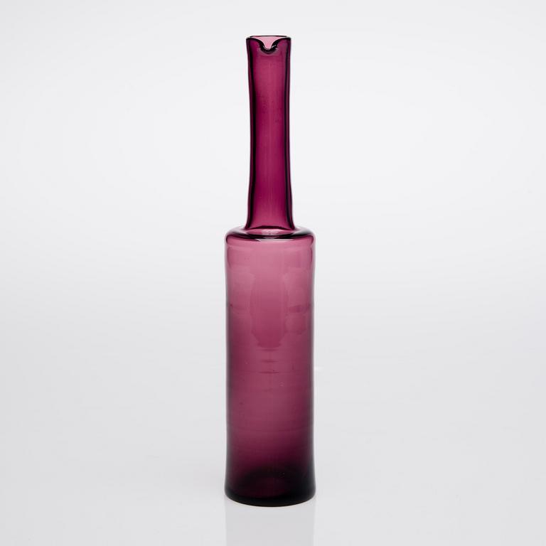 FLASKA, glas, signerad Nanny Still Riihimäen Lasi. Modellen formgiven 1959.