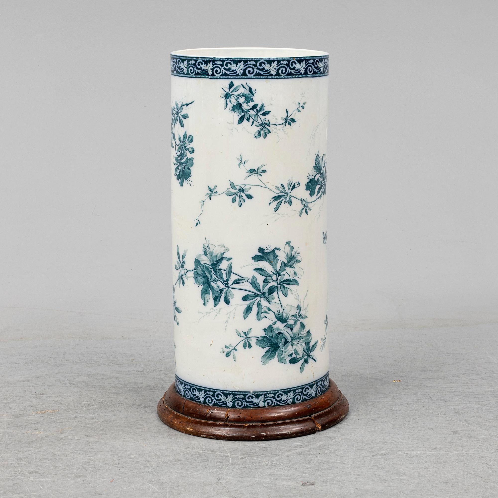 An early 20th century porcelain umbrella stand.