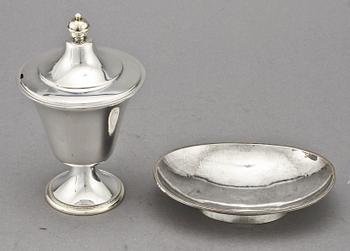 SOCKERSKÅL, silver, CG Hallström, Stockholm, 1939 samt FAT, silver, T Kullander, Borås, 1945. Tot vikt 315 g.