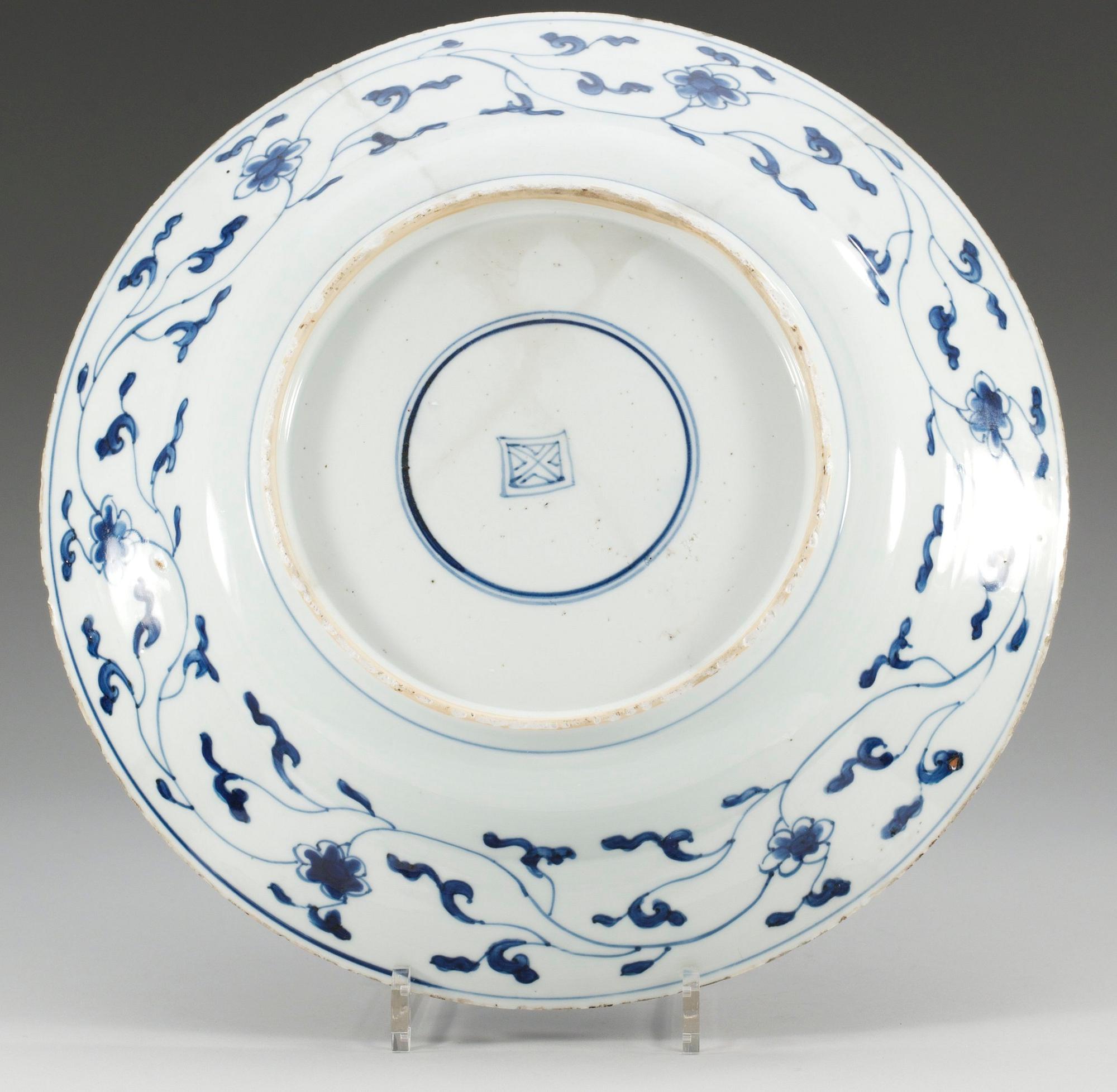 A pair of blue and white chargers, Qing dynasty, Kangxi (1662-1722). (2).