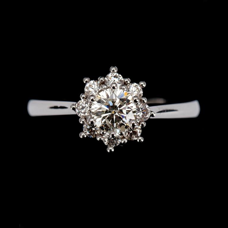 RING, vitguld 18K, briljantslipade diamanter, mittsten 0,46 ct, sidostenar tot. 0,29 ct. Intyg 212.