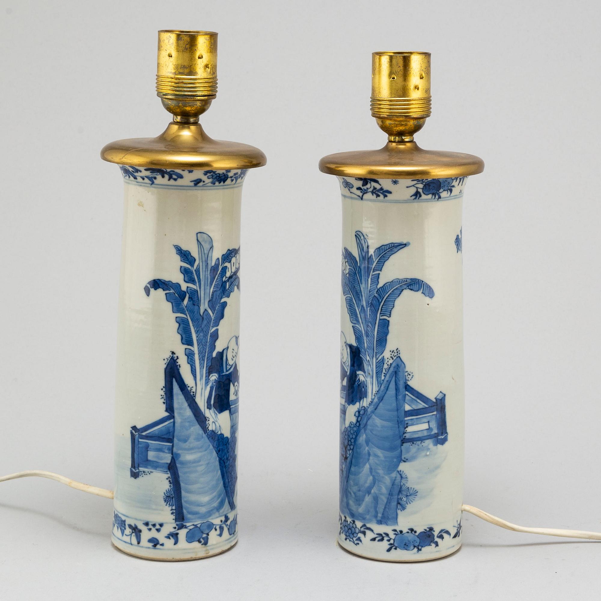 A pair of blue and white vases converted into table lampts, Qing dynasty, late 19th century.