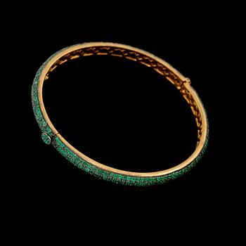 ARMRING, guld på silver samt fasettslipade smaragder. Vikt 16 g.