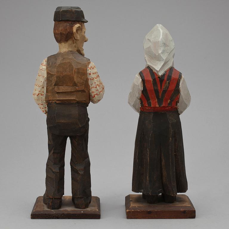 FIGURER, 2 st, trä, Signerad Klas Andersson Bjursås, 1900-talets andra hälft.