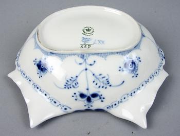 UPPLÄGGNINGSFAT, 2 st, "Musselmalet", porslin, Kongl Dansk.