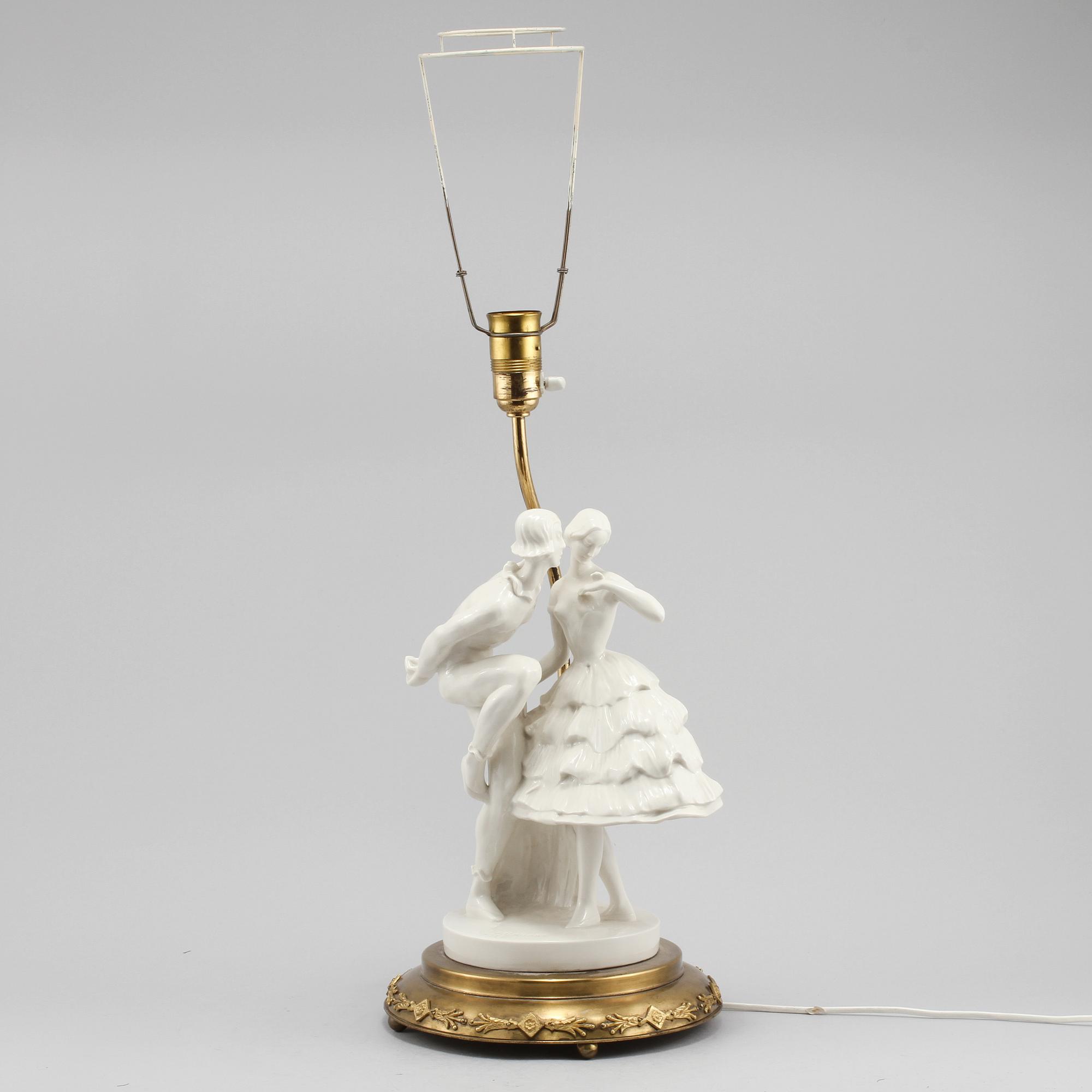 BORDSLAMPA, signerad Claire Volkhart samt daterad 1913.