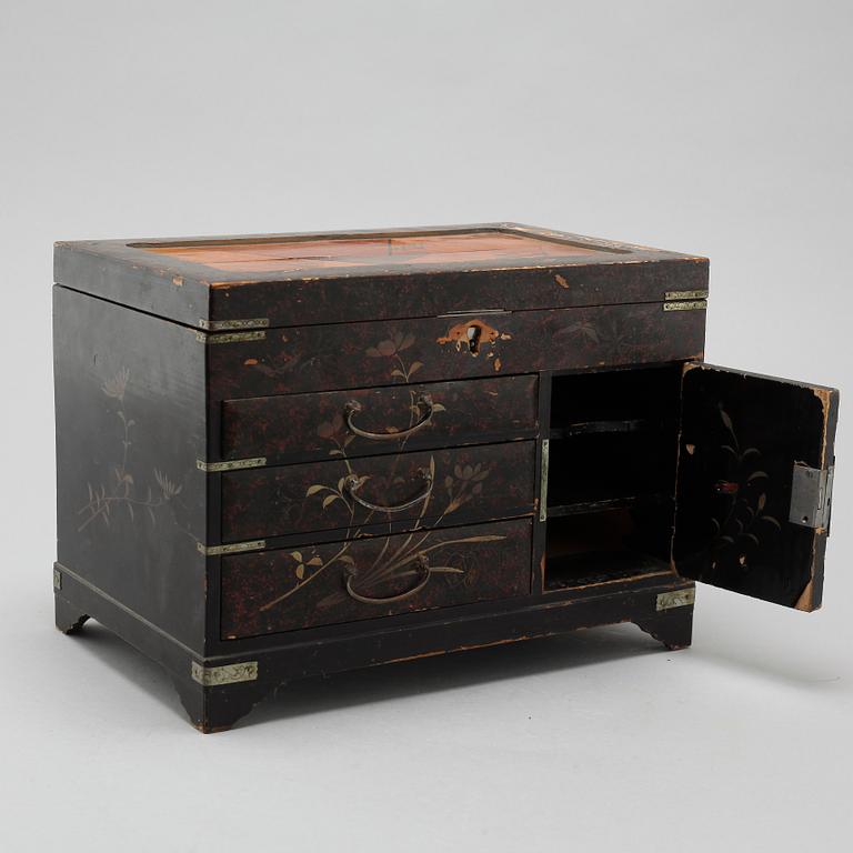 A small japanese cabinet from the first half of the 20th century.