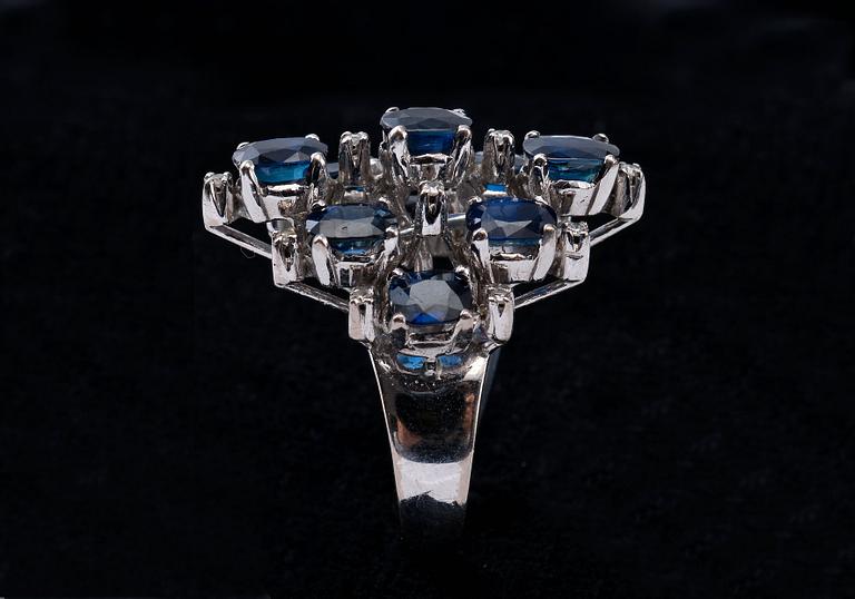 SORMUS, 8/8 hiottuja timantteja n. 0.11 ct. safiirit ca 5 ct. 18K valkokultaa. 1950/60-luku. Paino 10,5 g.